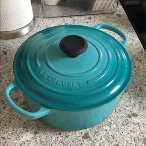 Le Cruset 5 quart pot in Caribbean color